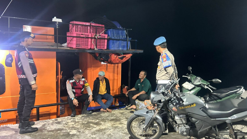 Patroli Malam Gabungan di Kepulauan Seribu Utara, Polisi–TNI Sambangi Warga Perkuat Rasa Aman