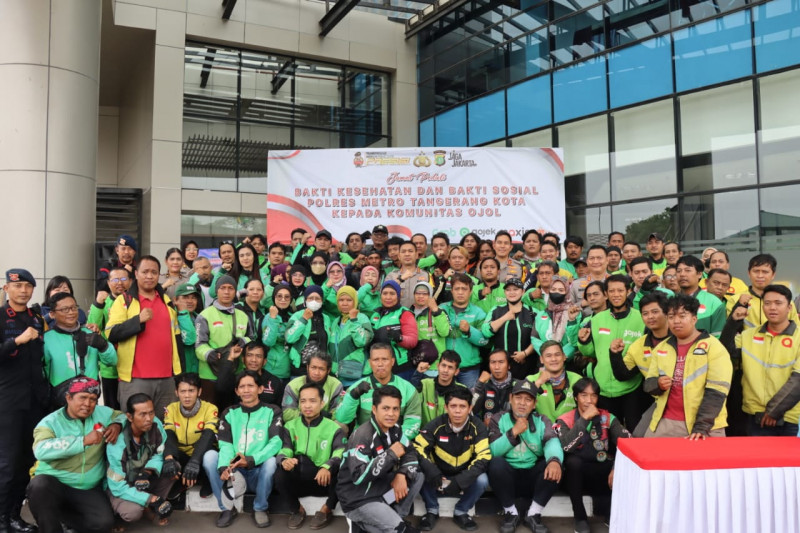 Bakti Sosial dan Cek Kesehatan Warnai Jumat Peduli Polres Metro Tangerang Kota Bersama Komunitas Ojol