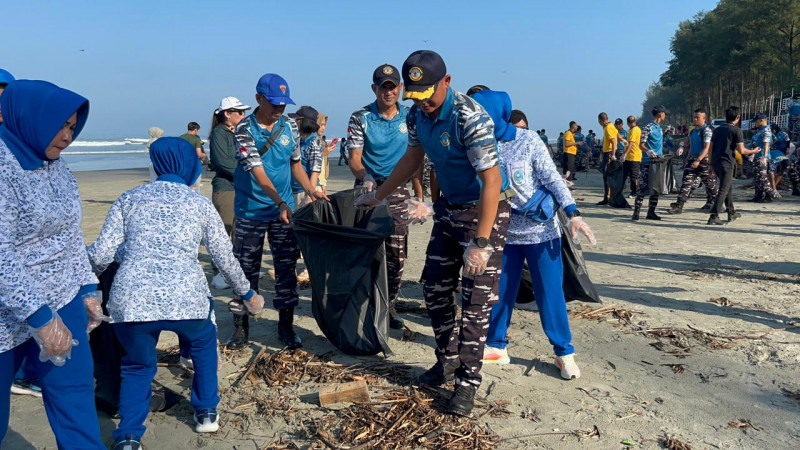 Aksi Cinta Pantai, Semangat Hari Bumi dan 40 Tahun Pengabdian Lanal Bengkulu