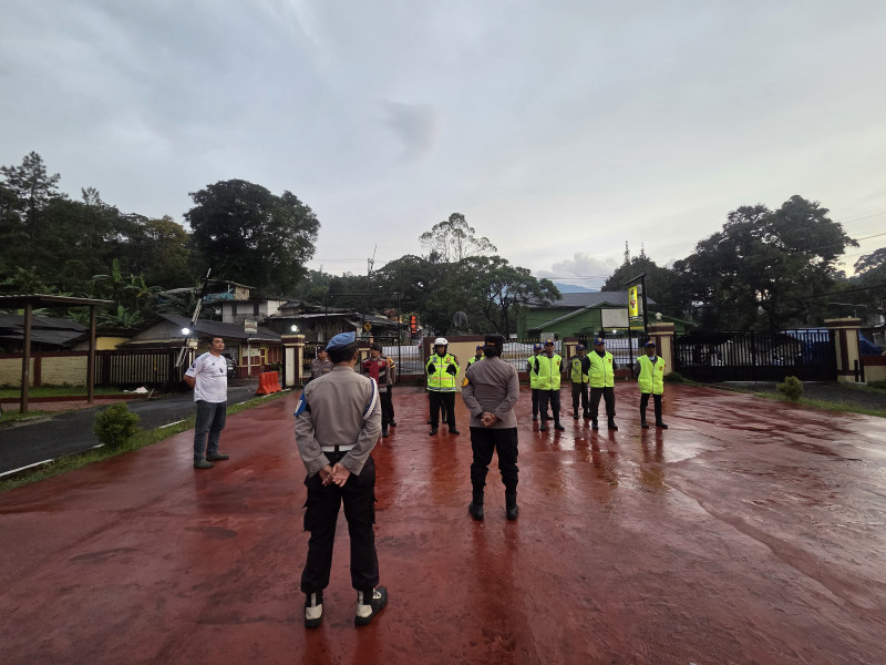 Kapolsek Megamendung Pimpin Apel Pengamanan Malam Takbir, Pastikan Jalur Wisata dan Arus Mudik Aman