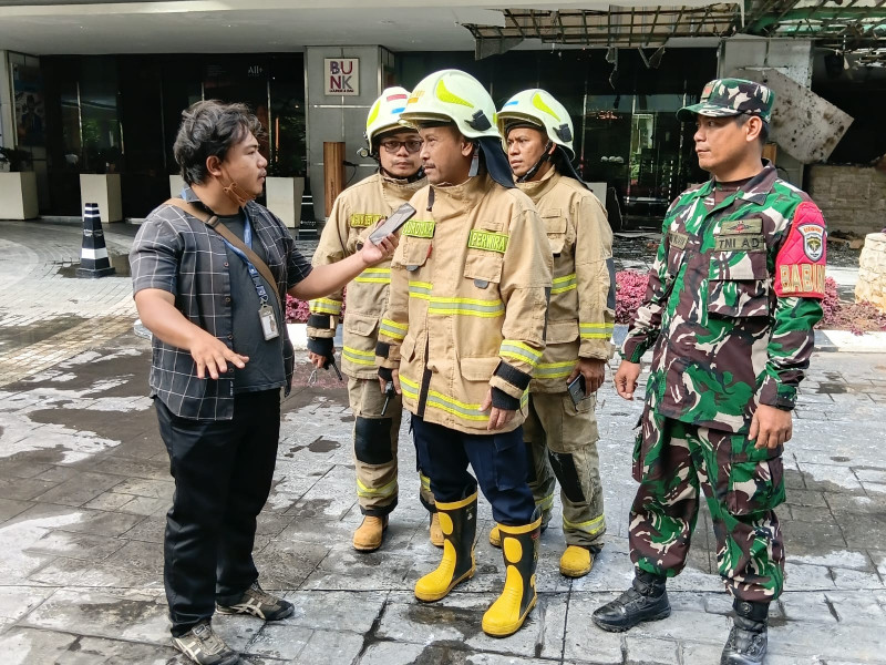 Respon Cepat Atasi Kebakaran Area Parkir Hotel Pullman, Koramil 03/GP Kerahkan Personil dan 2 Unit Water Tank TNI AD Bantu Jinakkan Si Jago Merah Dalam 30 Menit