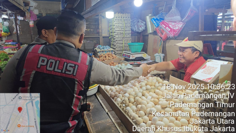 Polsek Pademangan Gelar Patroli Jalan Kaki di Pasar Elang untuk Perkuat Keamanan Lingkungan