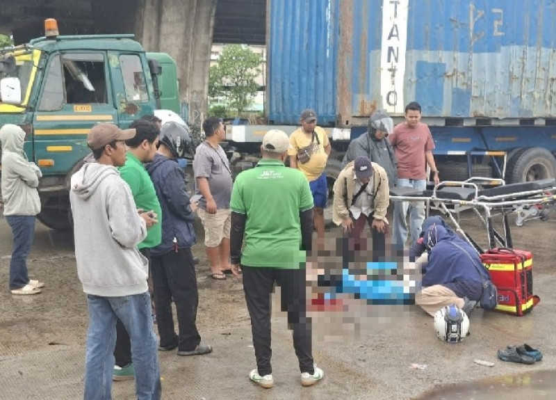 Diduga Mengantuk Pemotor Tabrak Belakang Truk Trailer di Cakung Cilincing, Korban Dilarikan ke RSUD Koja