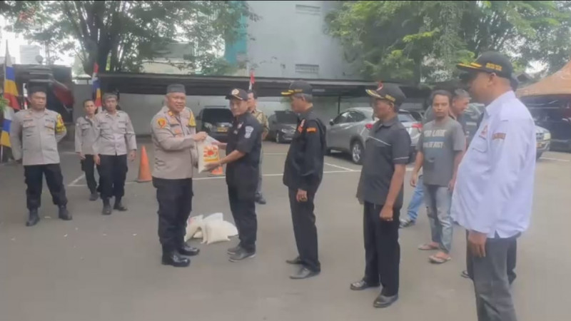 Polsek Bekasi Barat Gelar Apel Sabuk Kamtibmas dan Salurkan Sembako, Perkuat Sinergi Warga Jaga Keamanan Lingkungan