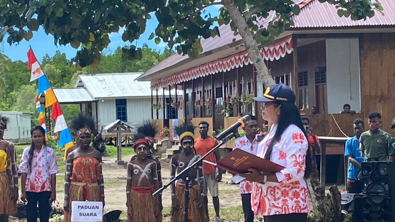 Antusiasme Tinggi Warnai Upacara Hardiknas di SD Naena Kekwa Bersama Satgas TMMD Kodim 1710/Mimika