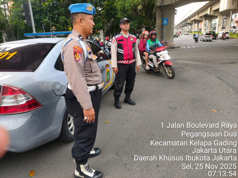 Polsek Kelapa Gading Lakukan Pengaturan Lalu Lintas dan Pantau Titik Rawan Macet serta Banjir