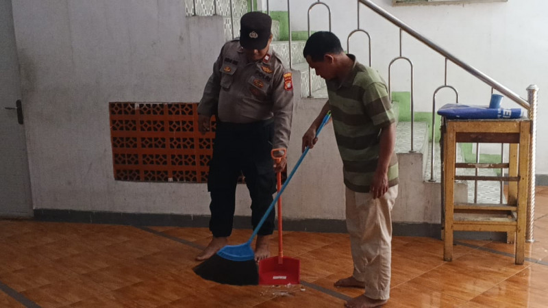 Polsek Metro Penjaringan Program Bang Jasri Bersih-Bersih Masjid, Wujudkan Ramadhan Aman, Sehat, dan Nyaman