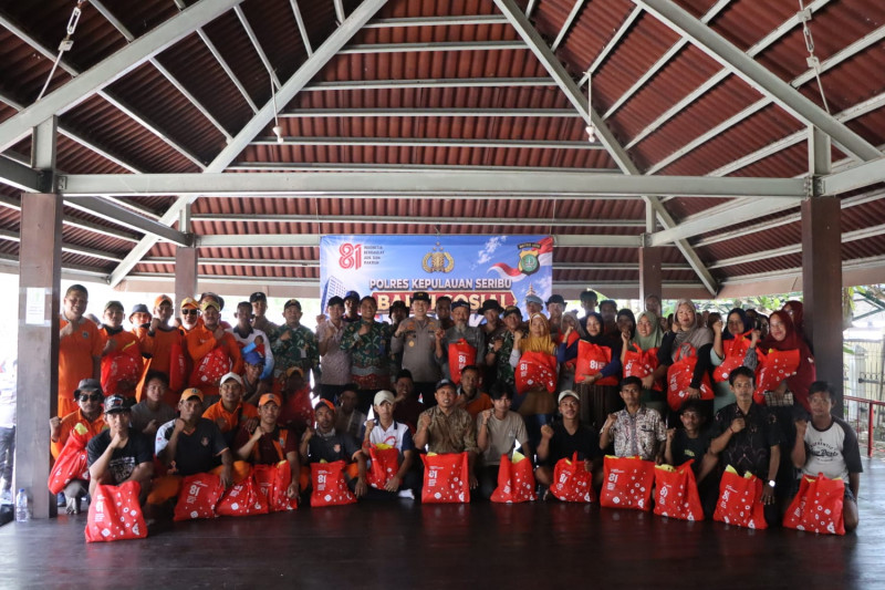 Polres Kepulauan Seribu Tanam 2.000 Mangrove dan Salurkan Bansos dalam Semangat HUT RI ke-81