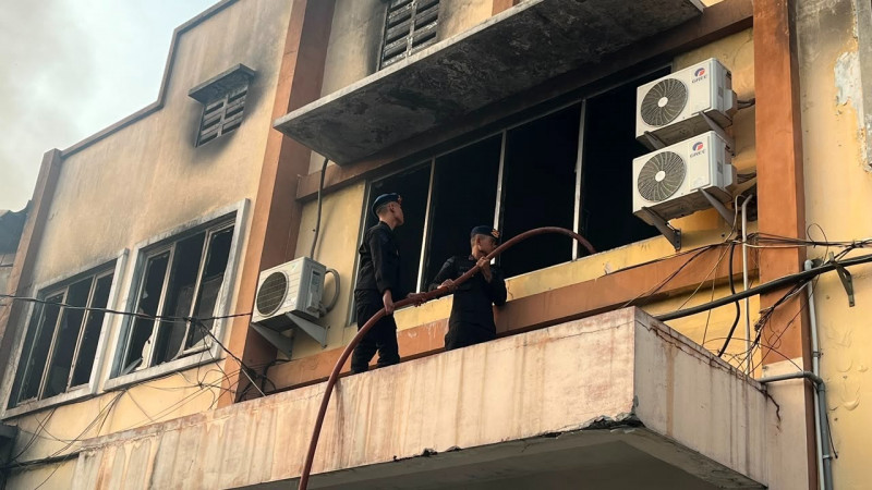 Brimob Polda Metro Jaya Bantu Padamkan Kebakaran Gudang di Kosambi