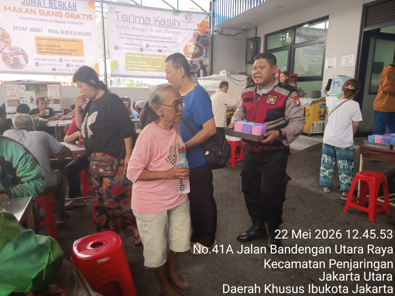 Polsek Metro Penjaringan Gelar Jum’at Peduli, Bagikan 500 Paket Makanan untuk Warga dan Pekerja Harian