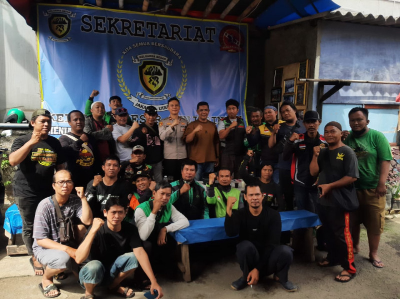 Jaga Jakarta, Jaga Lingkungan: Polsek Metro Penjaringan Lakukan Cooling System Bersama Komunitas Ojol