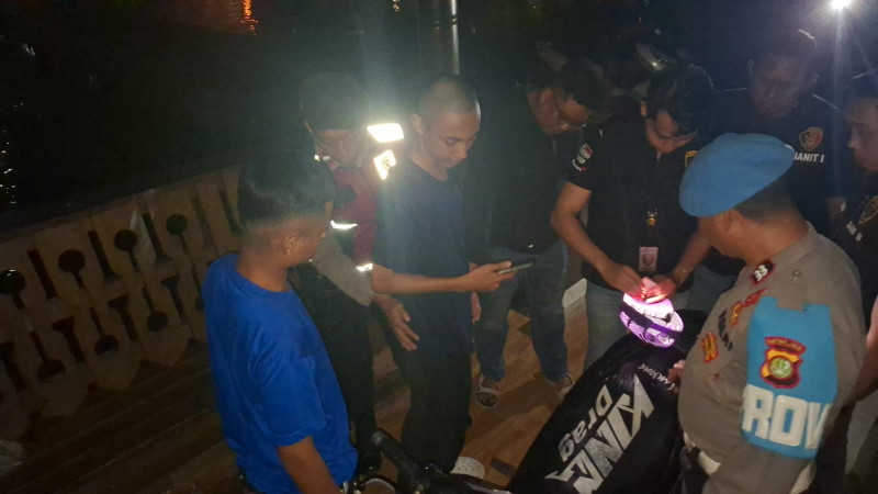 Patroli Malam Jakarta On The Spot, Polsek Kepulauan Seribu Selatan Tingkatkan Edukasi Layanan Polisi 110 kepada Warga