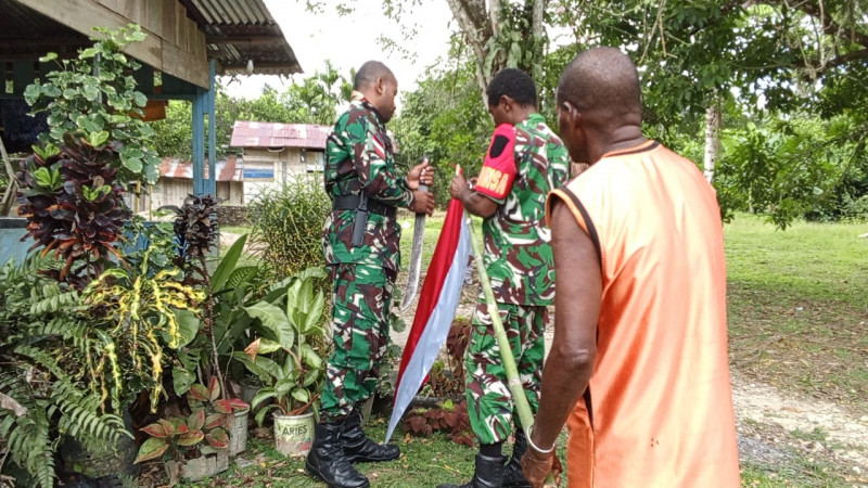 Semangat Kemerdekaan Berkibar di Kampung Sesor, Satgas TMMD Ke-129 Kodim 1807/Sorong Selatan Pasang Bendera Merah Putih