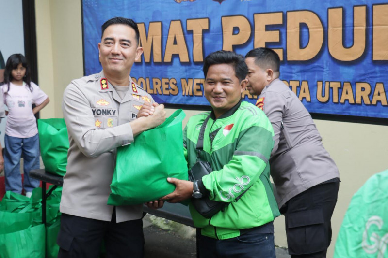 Kapolres Metro Jakarta Utara Gelar Jumat Peduli, Bagikan Puluhan Paket Sembako untuk Pengemudi Ojek Online