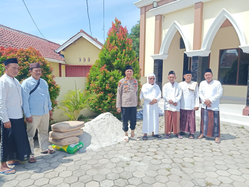 Kapolsek Cabangbungin Salurkan Bantuan Material ke Masjid Jami'e Nurul Huda, Ajak Warga Jaga Kamtibmas