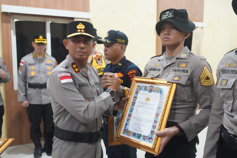 Kapolda Aceh Beri Penghargaan kepada Danyon Taruna Akpol dan Taruna Akpol atas Dedikasi Kemanusiaan di Aceh Tamiang