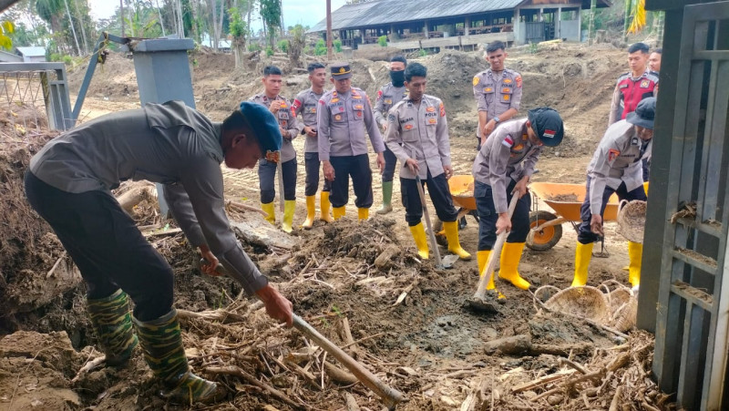 Polri dan Warga Bergandengan Tangan, Polindes Meunasah Mancang Bangkit dari Lumpur Banjir