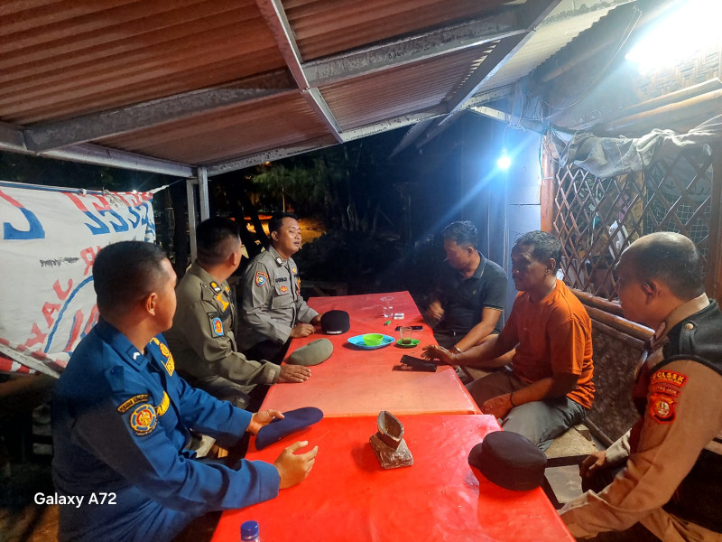 Bhabinkamtibmas Pulau Pari Sambangi Warga, Sosialisasikan Layanan Polri 110 Gratis 24 Jam