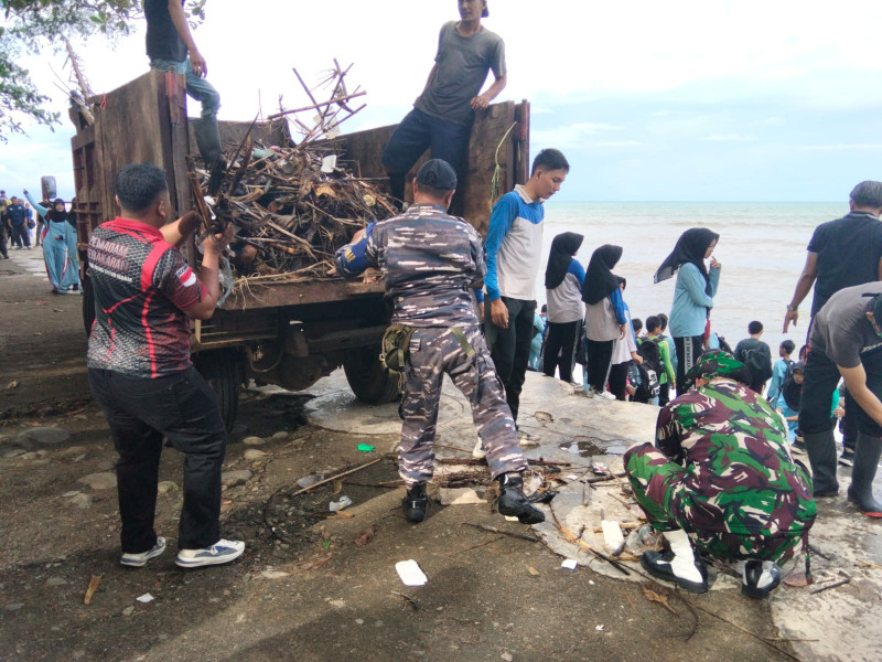 Posal Manna Bersinergi Dengan Pemda dan Warga, Bersihkan Pantai Pasar Bawah Menuju Asri