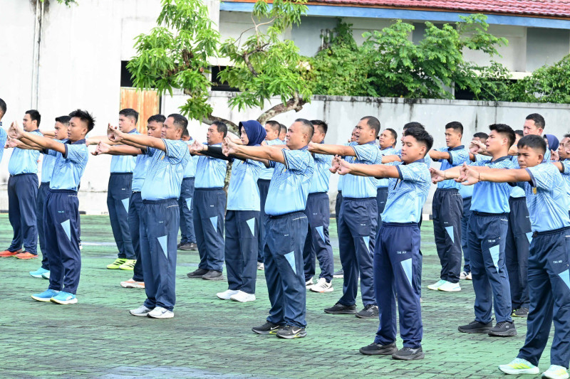 Silaturahmi Terjaga dan Soliditas Personel Semakin Menyala, Danlanud Sjamsudin Noor Rajut Kebersamaan Melalui Olahraga Bersama