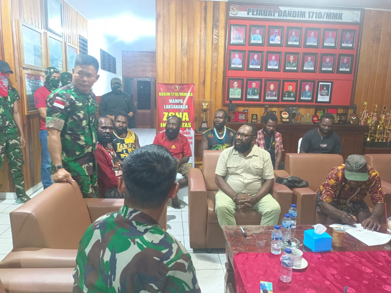 Enam Warga Diserahkan Kepada Perwakilan Keluarga, Kodim 1710/Mimika Tegaskan Proses Sesuai Prosedur Hukum