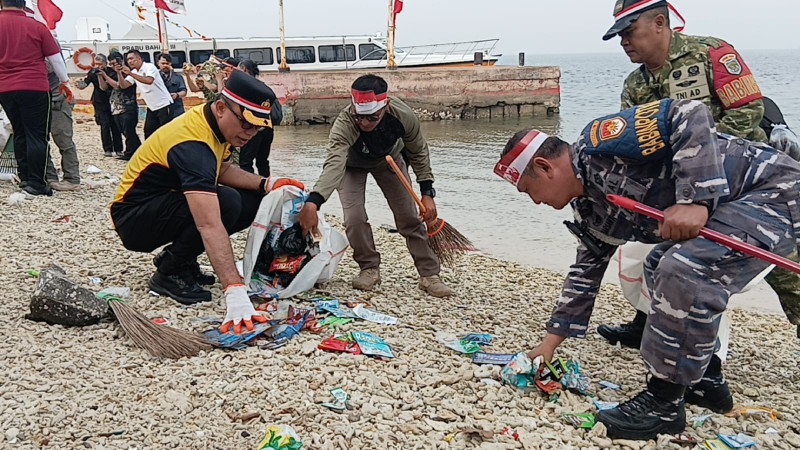 Polres Kepulauan Seribu Bersama TNI, Pemerintah dan Masyarakat Bersihkan Laut Pulau Untung Jawa Jelang HUT RI ke-81