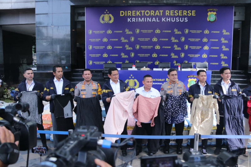 Polda Metro Jaya Bongkar Penyeludupan 439 Ballpress Pakaian Bekas Impor