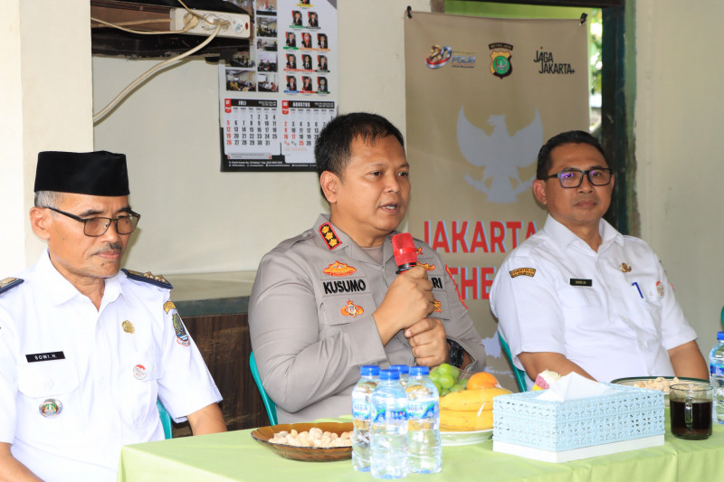 Program Jaga Jakarta On The Spot Kapolres Metro Bekasi Kota: Serap Aspirasi Warga Bantar Gebang dan Gandeng Mahasiswa Cipayung Plus serta Bagikan Sembako