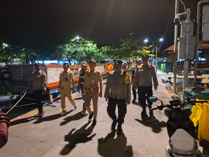 Patroli Malam Humanis, Anggota Pospam Ops Ketupat Jaya 2026 Polres Kepulauan Seribu Jaga Rumah Warga yang Ditinggal Mudik, Layanan 110 Disiagakan