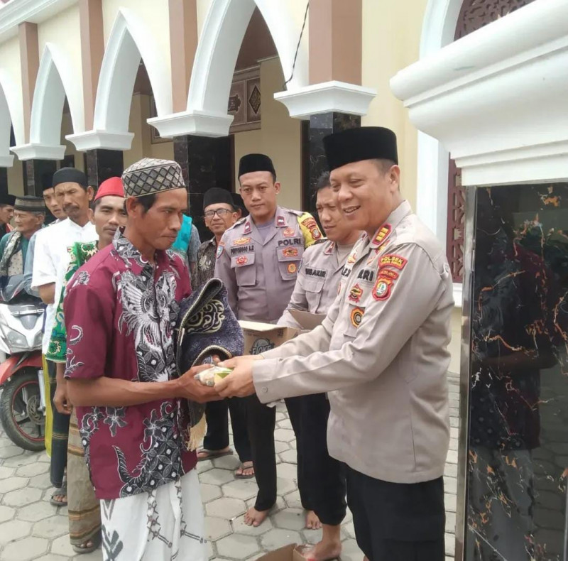 Polsek Cabangbungin Gelar Jumat Berkah: Sholat Berjamaah dan Bagikan Makanan ke Jamaah Masjid Nurul Huda