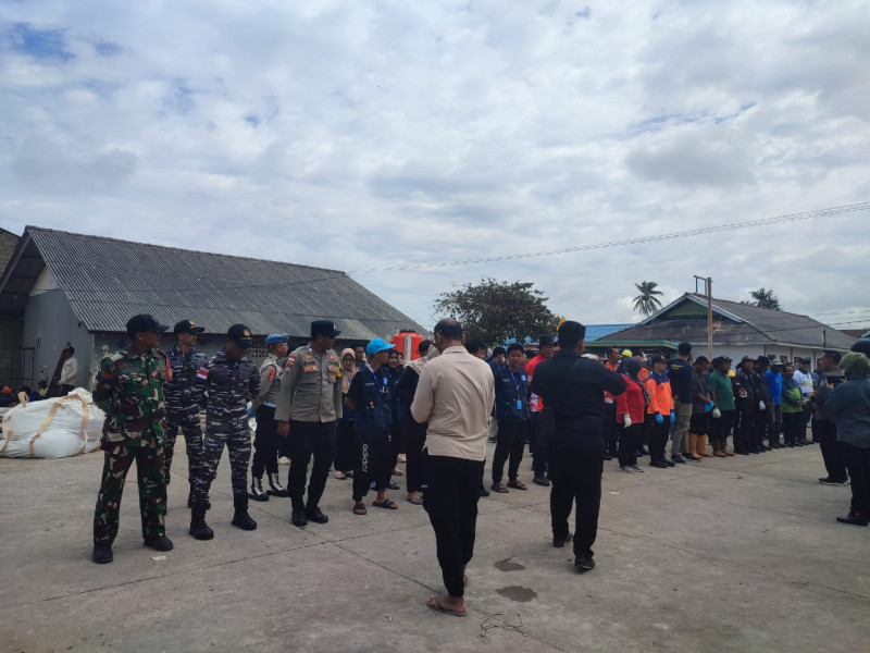 Aksi Bersih Pantai Prajurit Posal Berakit