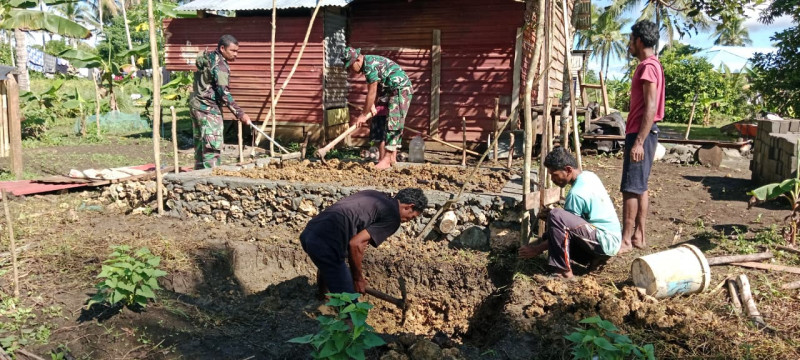 Personel Satgas TMMD Ke-127 Kodim 1514/Morotai Lanjutkan Pembangunan MCK di Desa Dehegila