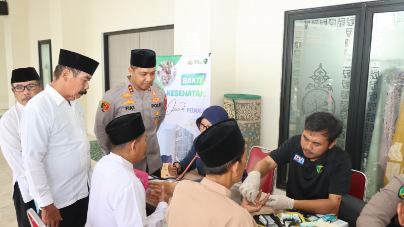Jumat Sehat, Polisi Layani Kesehatan Warga di Masjid Al Fattah