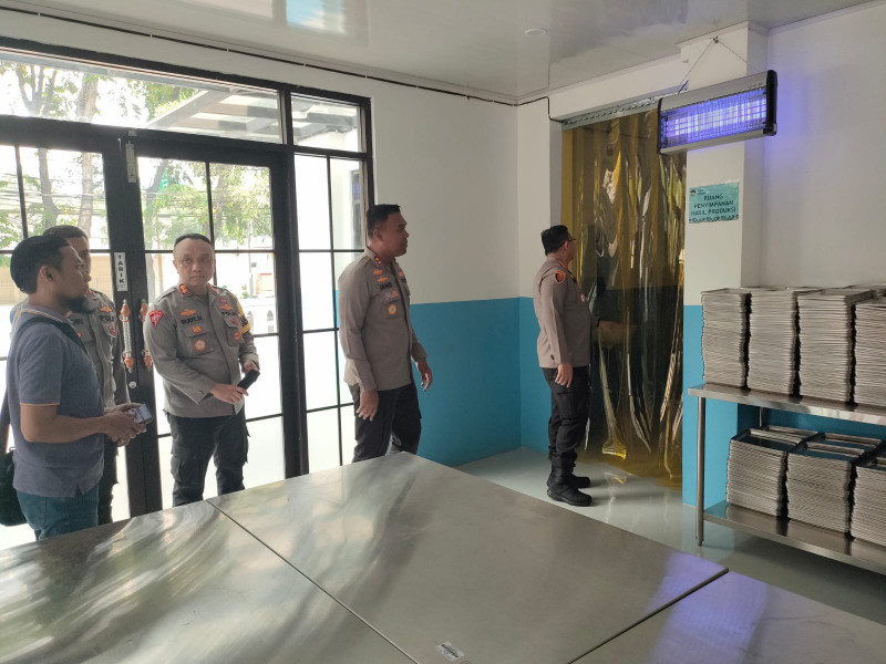 Kapolres dan Wakapolres Metro Jakarta Utara Tinjau Kesiapan SPPG Polri di Pegangsaan Dua