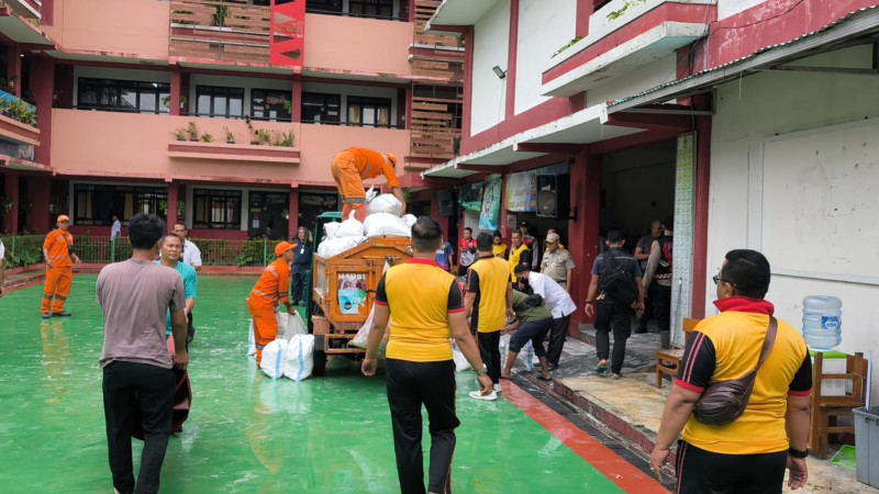 Polisi dan Warga Bersinergi Pulihkan Sekolah Terdampak Banjir di Pademangan
