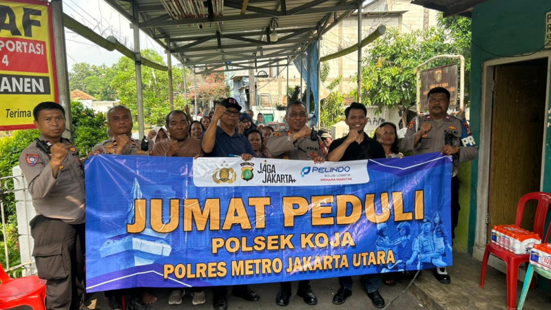 Polsek Koja Gelar Bakti Sosial Jumat Peduli Salurkan Bantuan Sembako Untuk Warga Rawa Badak Selatan
