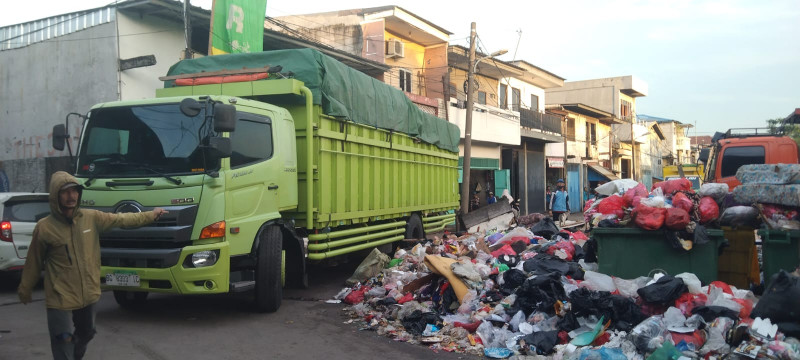 TPS Kalibaru RW 08 Dikeluhkan Warga, Bau Menyengat dan Makan Bahu Jalan