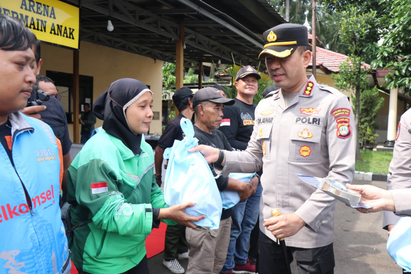 Kapolrestro Tangerang Kota Turun Langsung ke Warga, Ojol dan Pokdarkamtibmas Diberi Bantuan