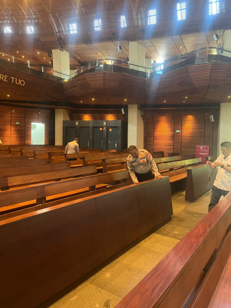 Ribuan Jemaat Ikuti Misa Kamis Putih di Gereja Stella Maris, Pengamanan Berlangsung Kondusif