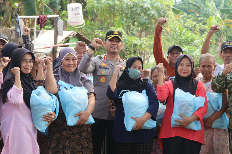 Kapolres Metro Tangerang Kota Salurkan Bantuan di Batuceper, Program Jaga Jakarta+ Sentuh Langsung Warga