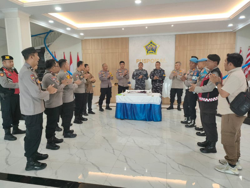 Polres Metro Jakarta Utara dan Polsek Kelapa Gading Beri Kejutan HUT TNI Ke 80 di Mako Puspomal TNI AL