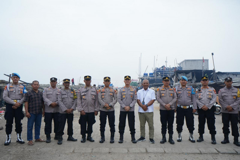 Wakapolres Metro Jakut Bagikan 250 Paket Makanan Gratis di Kampung Kerang Hijau