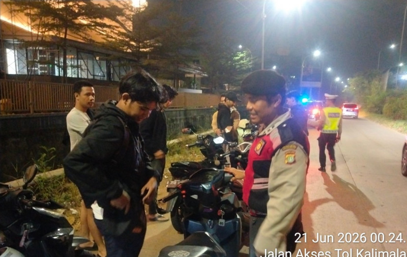 Jaga Jakarta On The Spot Kapolsek Bekasi Barat Pimpin KRYD dan Razia Stasioner, Cegah Tawuran