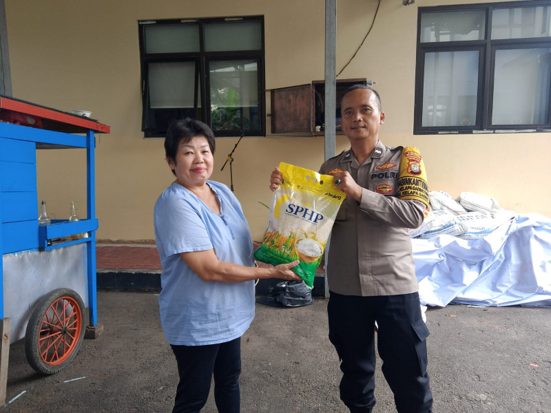 Polsek Kelapa Gading Gelar Gerakan Pangan Murah Salurkan Beras SPHP ke Warga