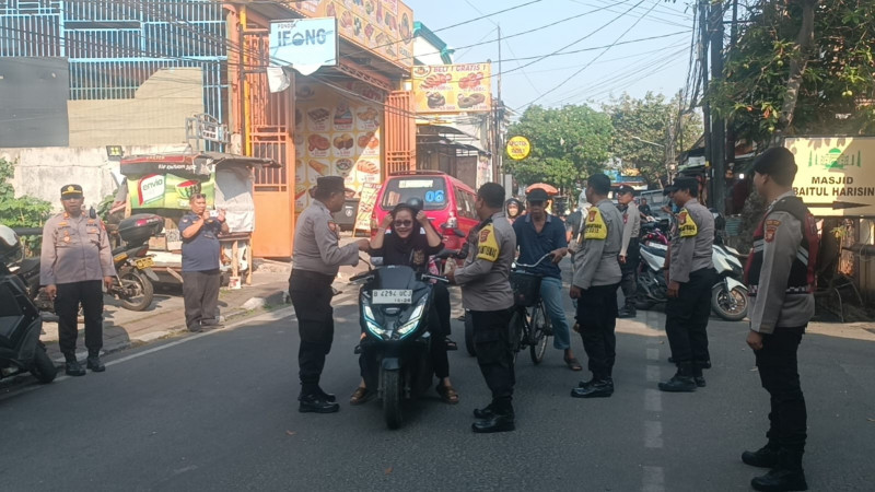 Polsek Koja Gelar Bakti Sosial Jumat Peduli, Tebar Kepedulian kepada Warga