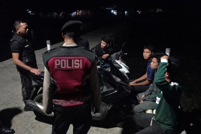 Patroli Malam Jakarta On The Spot, Polsek Kepulauan Seribu Selatan Hadir di Tengah Warga dan Sosialisasikan Layanan Polisi 110