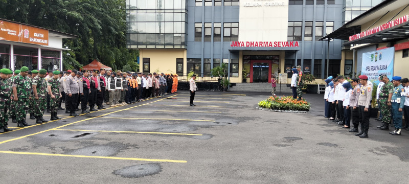 Polisi Apel Pasukan Operasi Lilin Jaya 2025 Digelar di Kelapa Gading, 195 Personel Amankan Natal dan Tahun Baru