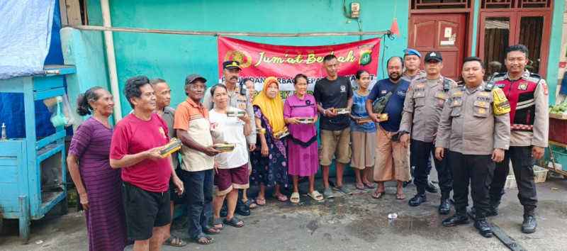 Polsek Pademangan Gelar Jumat Berkah Bagikan 50 Nasi Kotak Untuk Warga