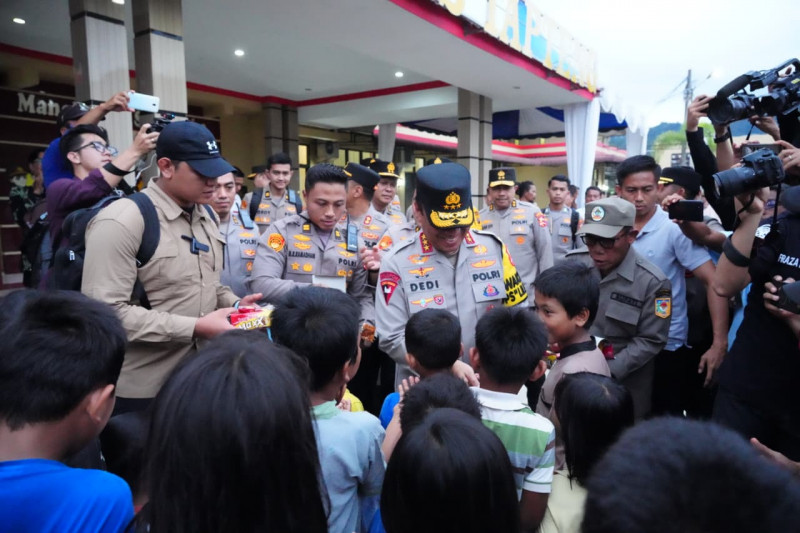 Wakapolri Tinjau Penanganan Pasca Bencana di Tapanuli Tengah, Fokus Pembukaan Akses dan Bantuan Dasar Warga
