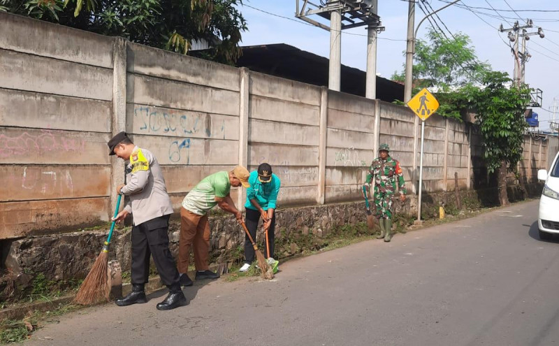 Wujudkan Bekasi Indah, Bhabinkamtibmas dan Lurah Mustikasari Turun Langsung Kerja Bakti